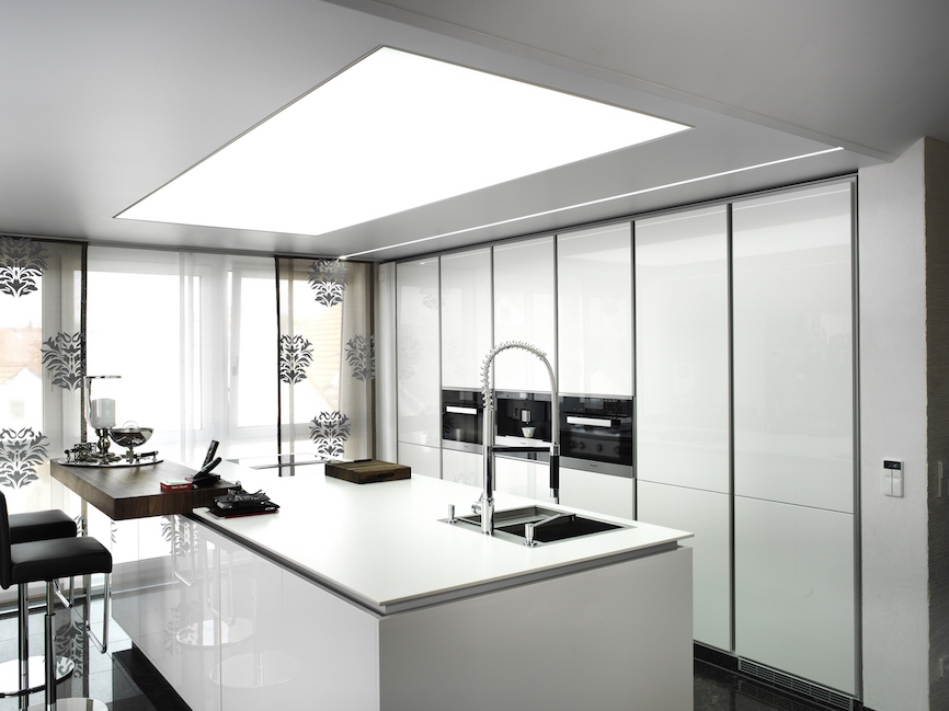 Hochglanz-Spanndecke im Badezimmer mit LED-Spots Harburg