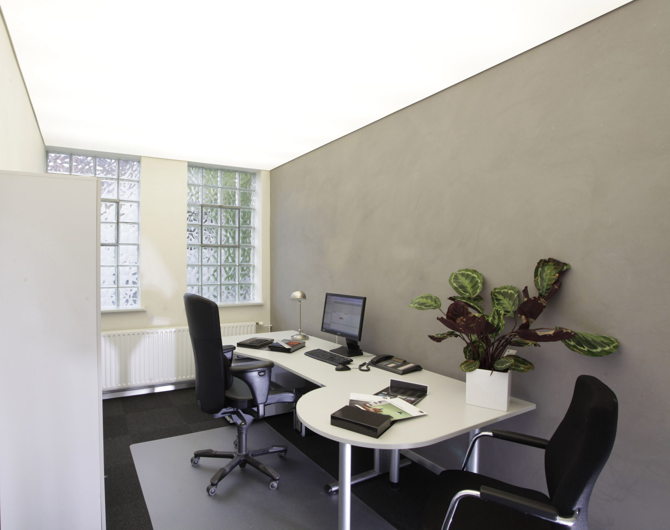 Deckengestaltung mit Spanndecke im Gewerberaum