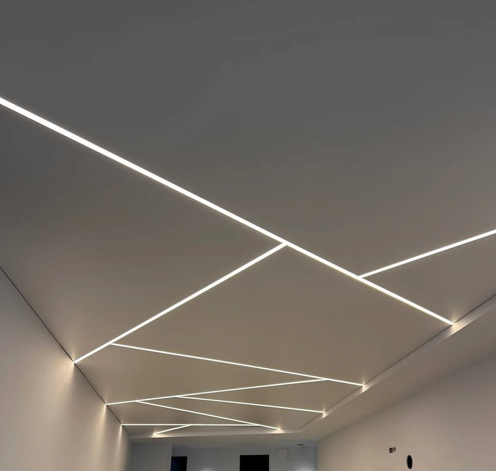 Abgeschlossene Spanndecken-Montage mit Beleuchtung