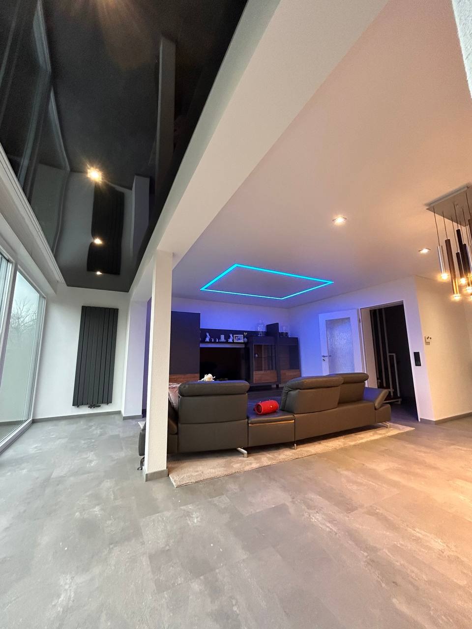 Spanndecke mit Wanddesign und indirektem Licht